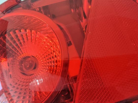 LAMPA TYŁ PRZYCZEPA CARALUNA II PLUS LEWA HELLA