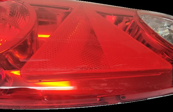 LAMPA TYŁ PRZYCZEPA CARALUNA II PLUS LEWA HELLA